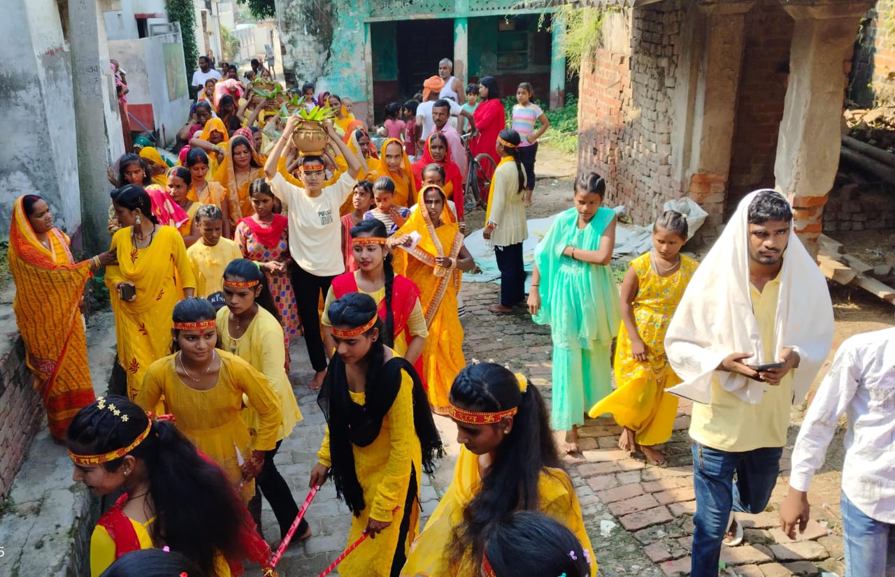 Maharajganj News: राजमंदिर में धूमधाम से निकाली गई कलश यात्रा, मां दुर्गा प्रतिमा स्थापना को लेकर भक्तिमय माहौल
