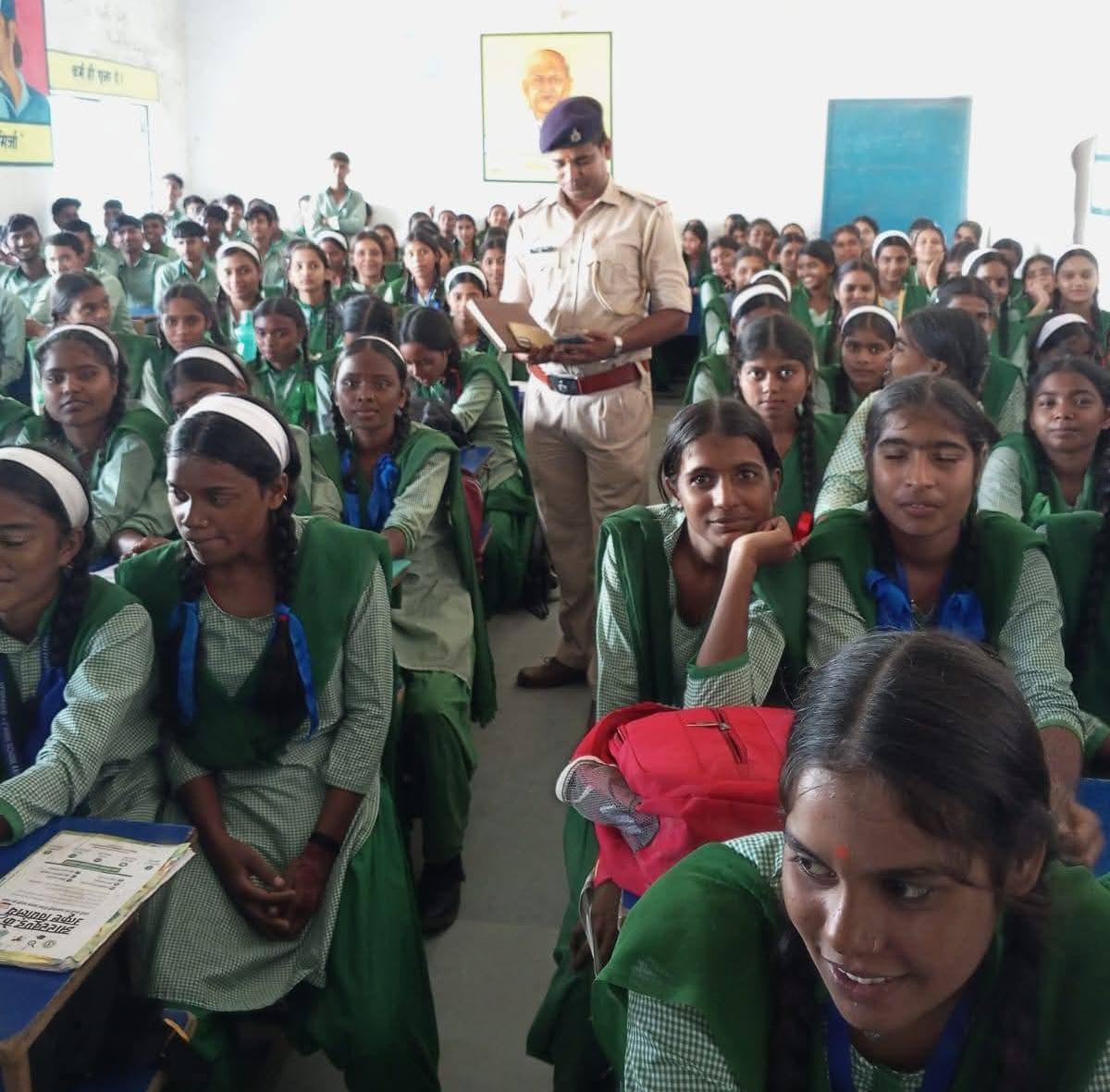 उच्च विद्यालय करियातपुर में सब इंस्पेक्टर नरेंद्र कुमार पाडेय ने बच्चों को दी कानून की शिक्षा
