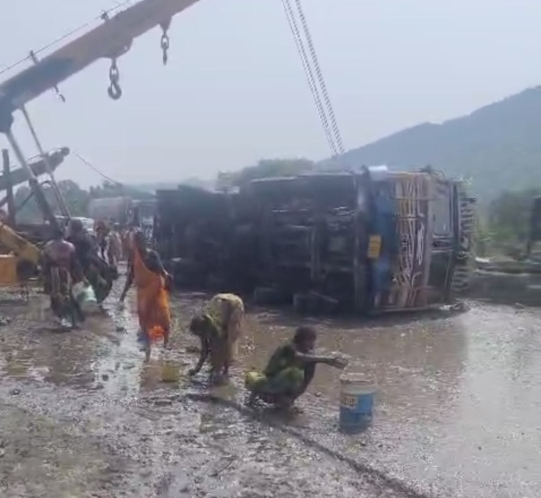 गोरहर के पास पलटा ऑयल लदा टैंकर, तेल लूटने उमड़े ग्रामीण
