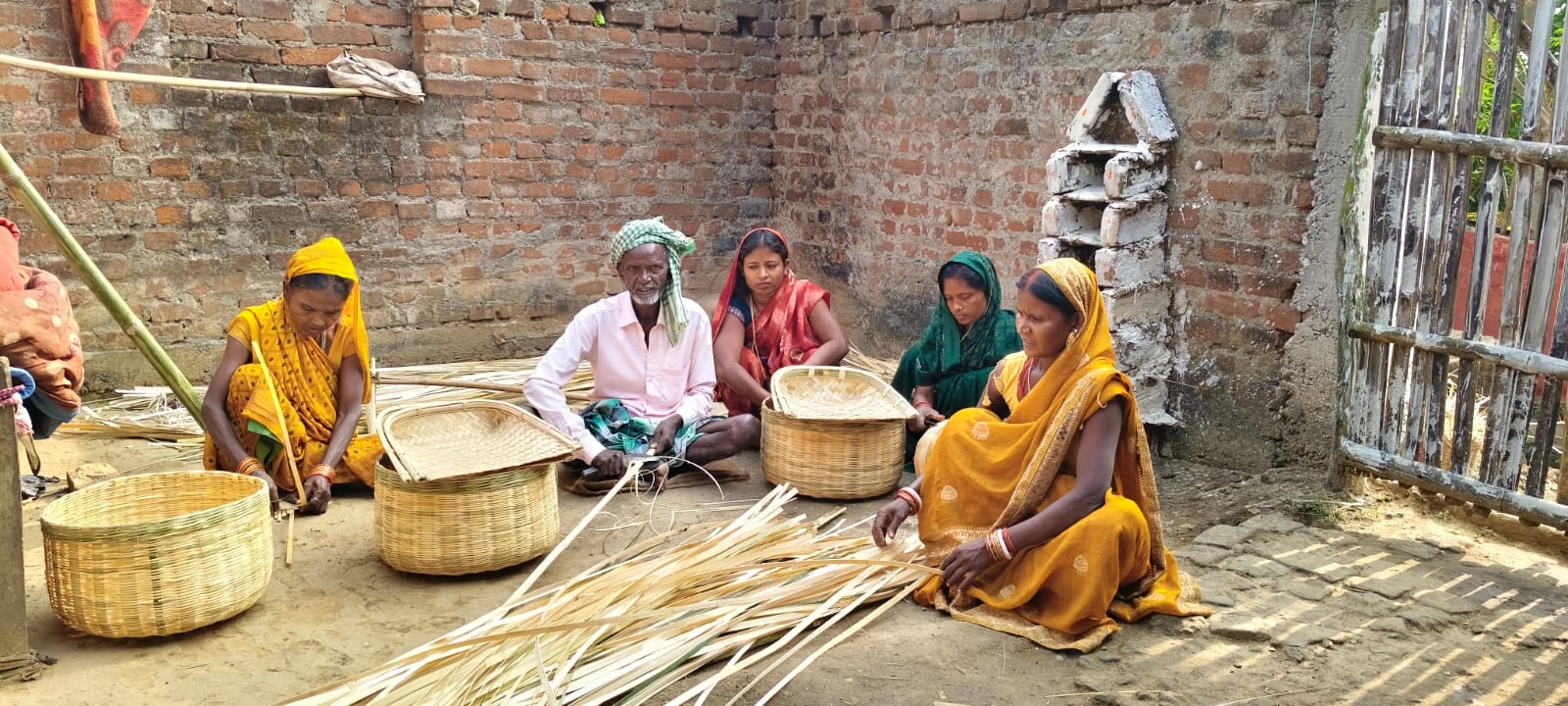 महंगाई की मार के बीच भी अडिग दिख रही श्रद्धालुओं की आस्था