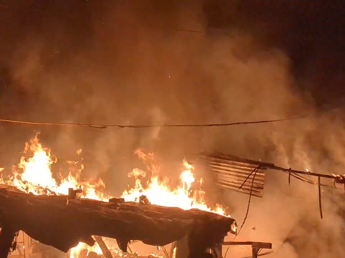 Burhanpur fire News: ग्राम चाकबारा में भीषण आग, दो भाइयों का घर जलकर राख, प्रशासन से लगाई मदद की गुहार
