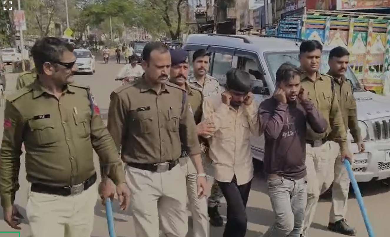 Shivpuri News : शिवपुरी में पुलिस से बदसलूकी करने वालों का निकला जुलूस, कान पकड़कर कोर्ट तक पैदल ले गई पुलिस