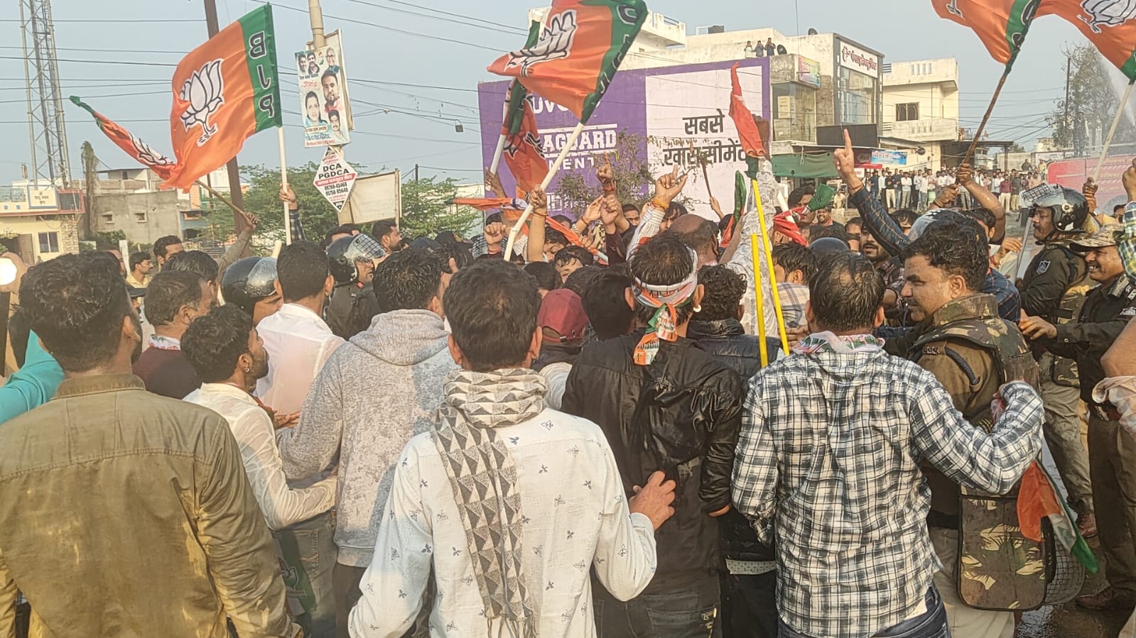 MP Political Protest : आगर मालवा में BJP-कांग्रेस भिड़ंत, राहुल गांधी के विरोध में बड़ोद रोड पर हंगामा, वाटर कैनन चला