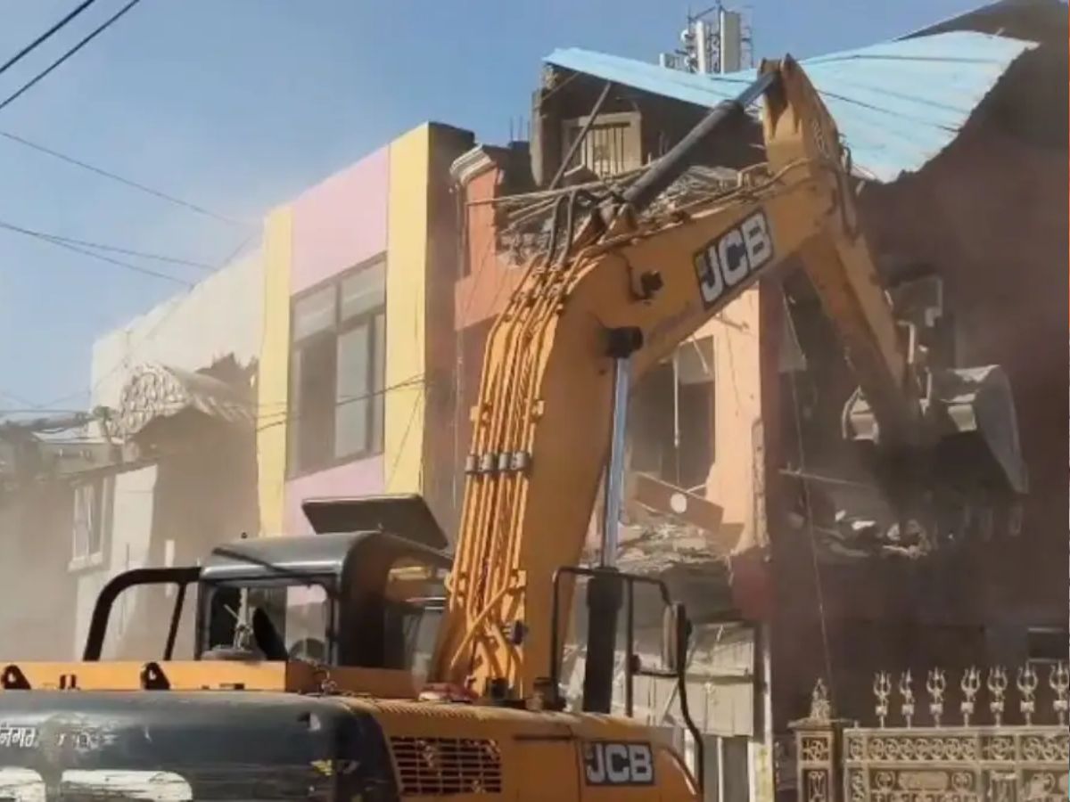 Ujjain bulldozer action : उज्जैन में महाकाल मंदिर के पास अवैध निर्माणों पर बुलडोजर, 16 बिल्डिंग ध्वस्त