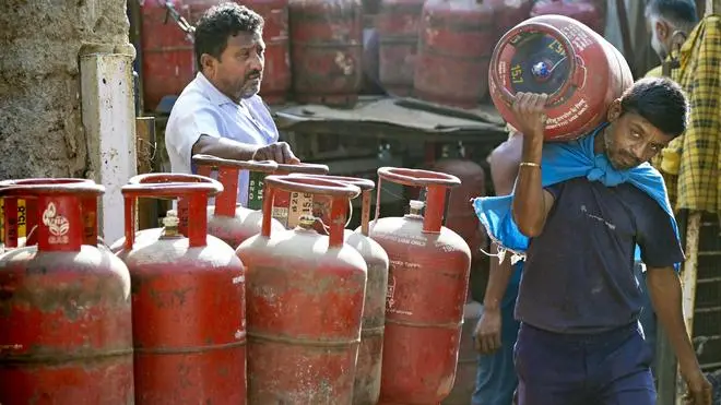 LPG crisis 2026 : भोपाल में गैस किल्लत पर कांग्रेस का अनोखा विरोध, कोयला बांटकर सरकार को घेरा