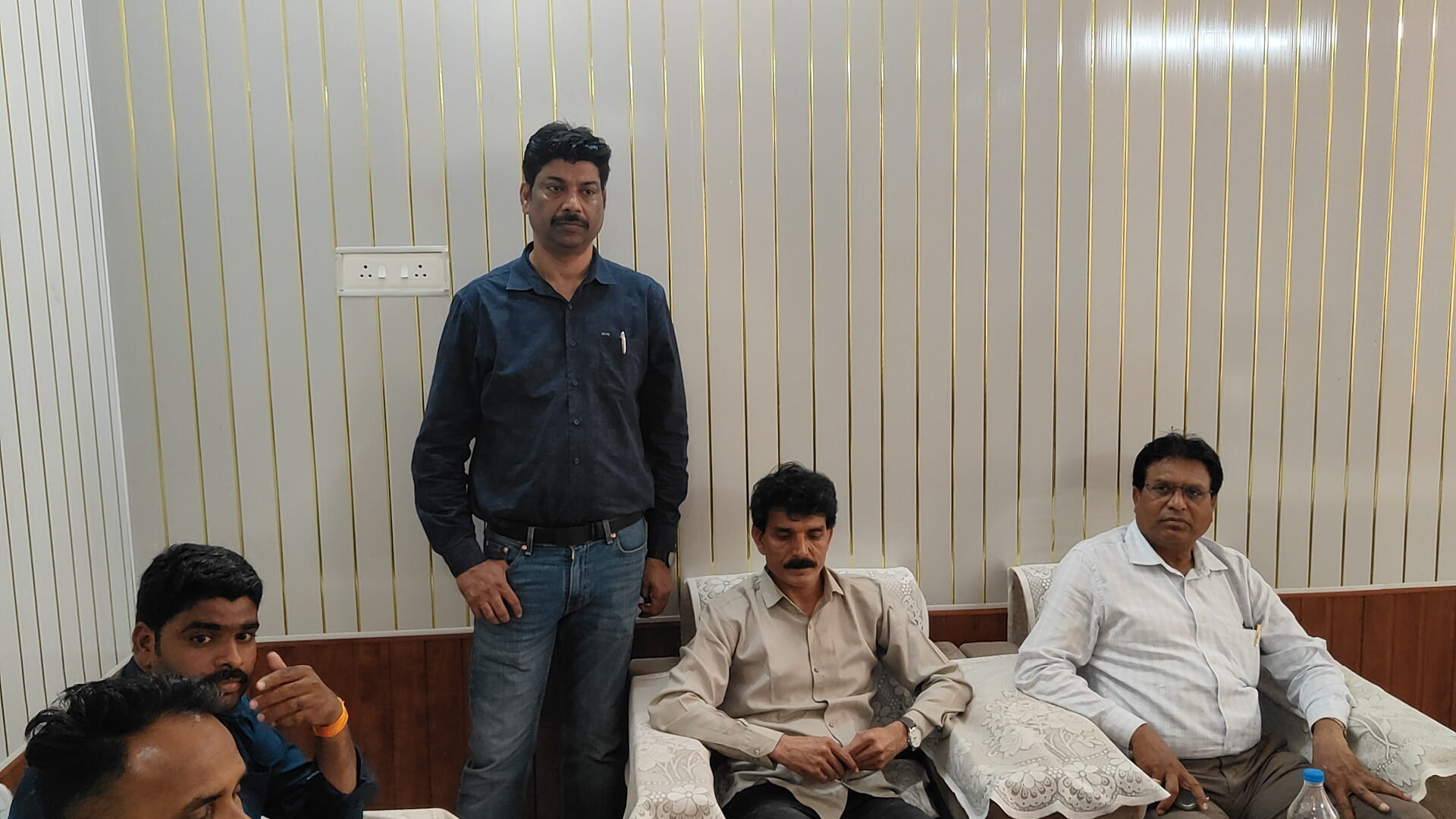 रिश्वतखोर बाबू पर लोकायुक्त का शिकंजा! 50 हजार लेते कलेक्टोरेट में रंगेहाथ गिरफ्तार, रिटायर्ड लकवाग्रस्त अधिकारी के भुगतान के लिए मांगे थे डेढ़ लाख
